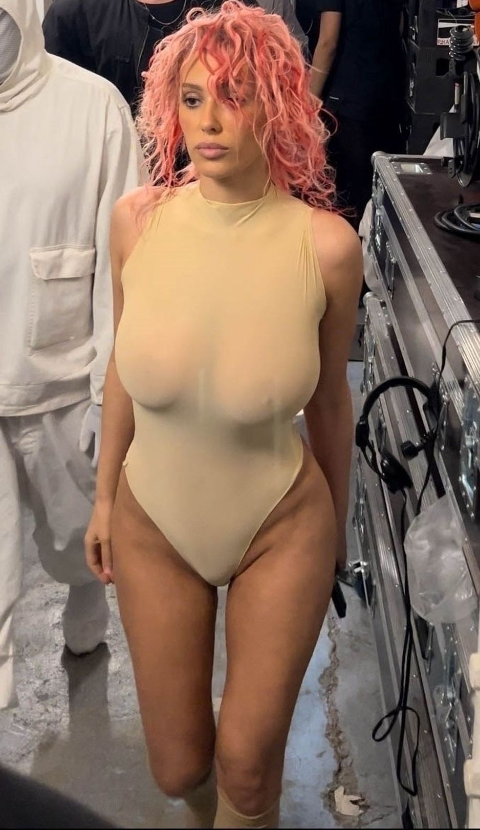 Bianca Censori nude. Photo - 38