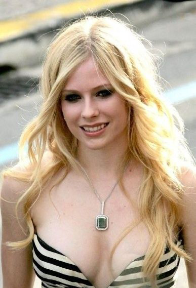 Avril Lavigne nude. Photo - 25
