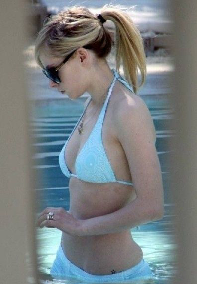 Avril Lavigne nude. Photo - 3