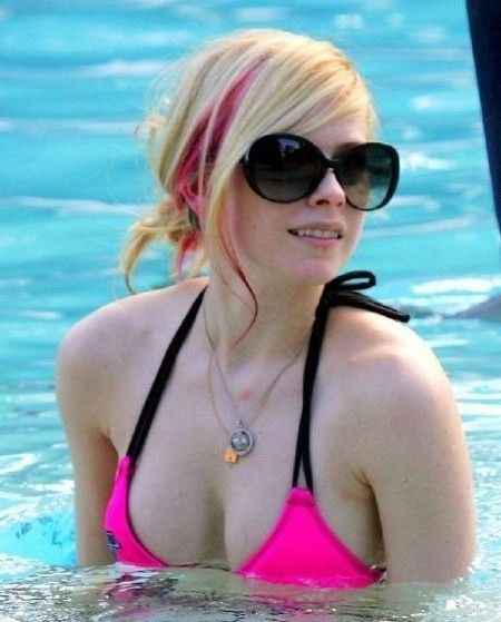 Avril Lavigne nude. Photo - 44
