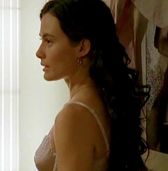 İdil Üner nude. Photo - 12