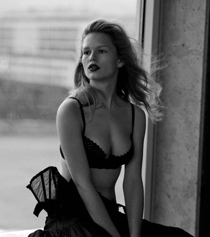 Anna Ewers nude. Photo - 22