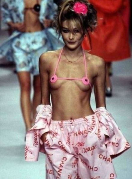 Carla Bruni nude. Photo - 24