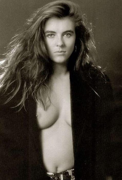 Elizabeth Hurley nude. Photo - 18