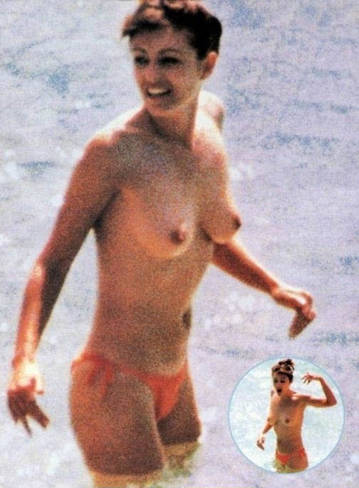 Elizabeth Hurley nude. Photo - 3