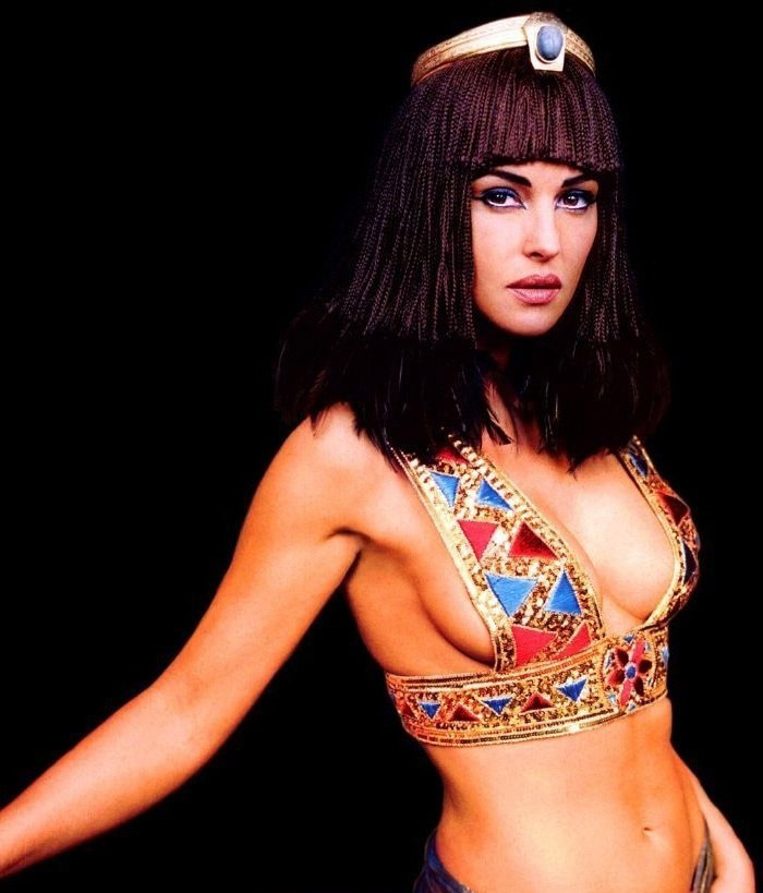 Monica Bellucci nude. Photo - 36