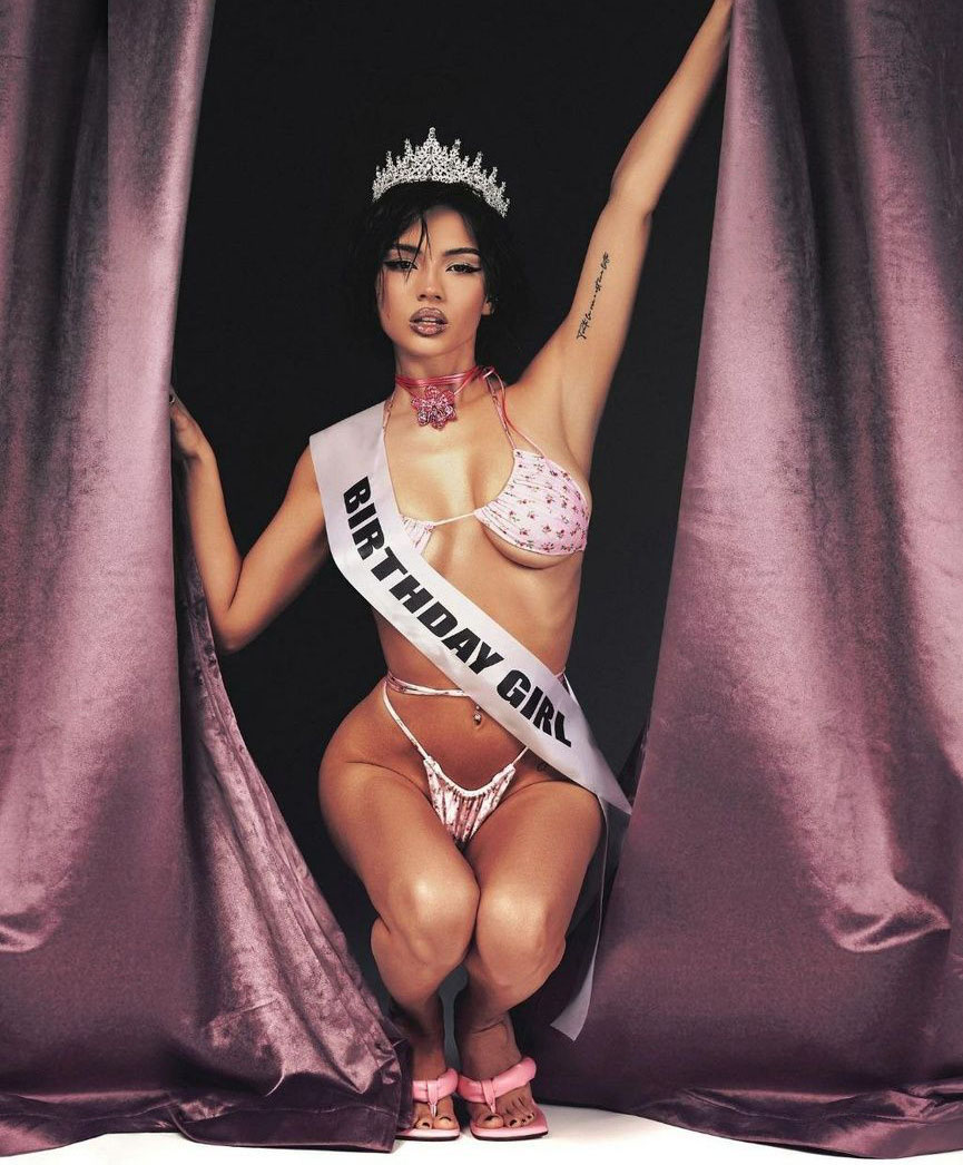 Valya Karnaval nude. Photo - 10