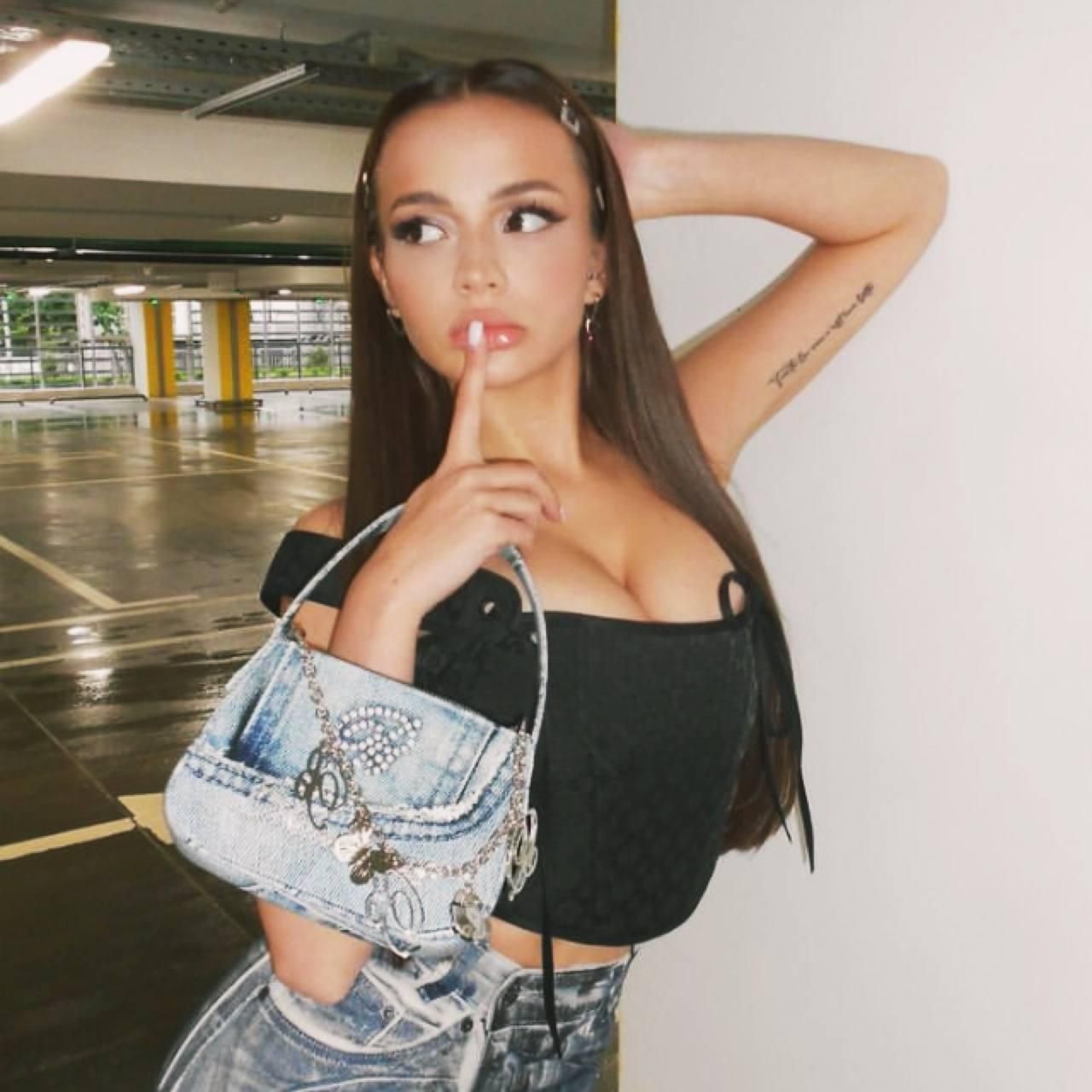 Valya Karnaval nude. Photo - 37