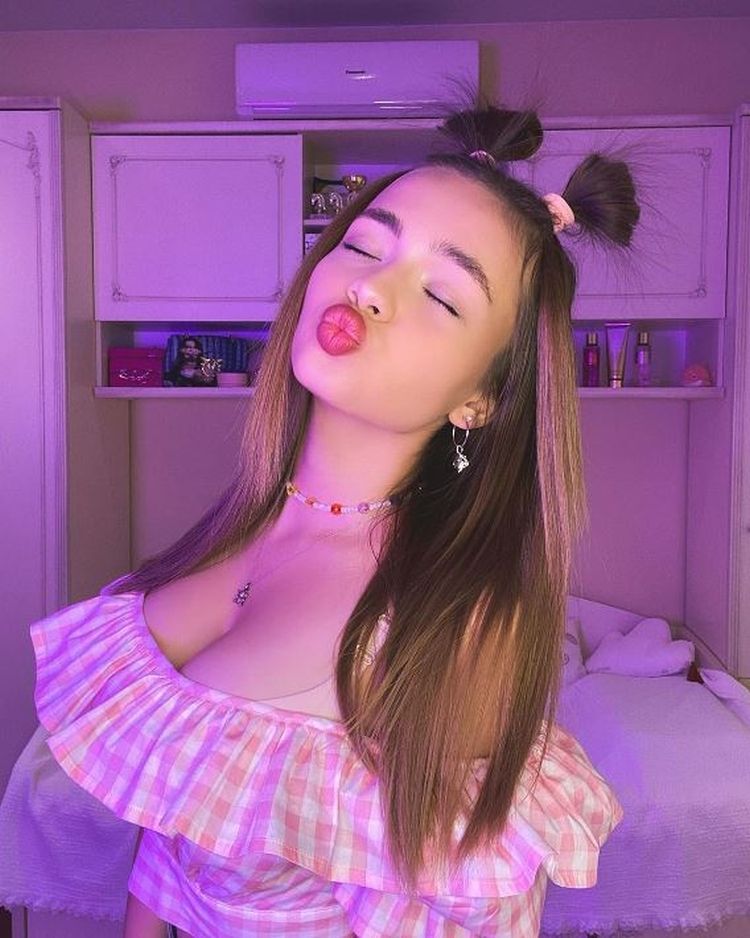 Valya Karnaval nude. Photo - 96