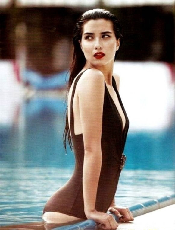 Tuba Büyüküstün nude. Photo - 11