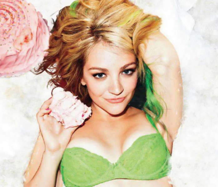 Abby Elliott nude. Photo - 1