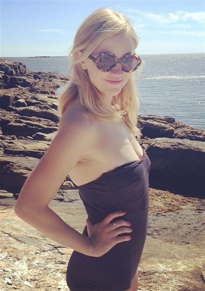 Abby Elliott nude. Photo - 12