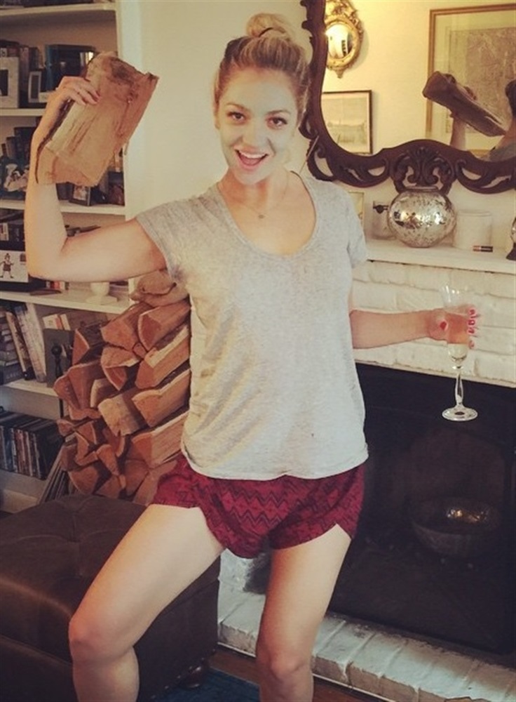 Abby Elliott nude. Photo - 15