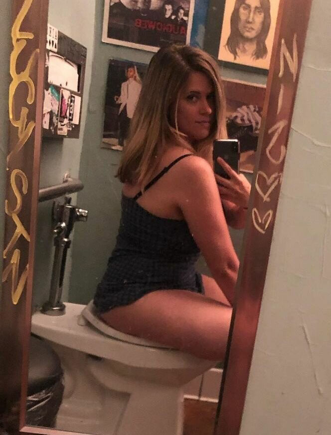 Allie Goertz nude. Photo - 7