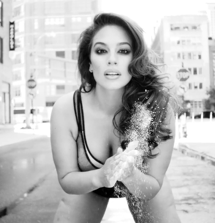 Ashley Graham nude. Photo - 28