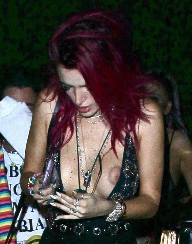 Bella Thorne nude. Photo - 25
